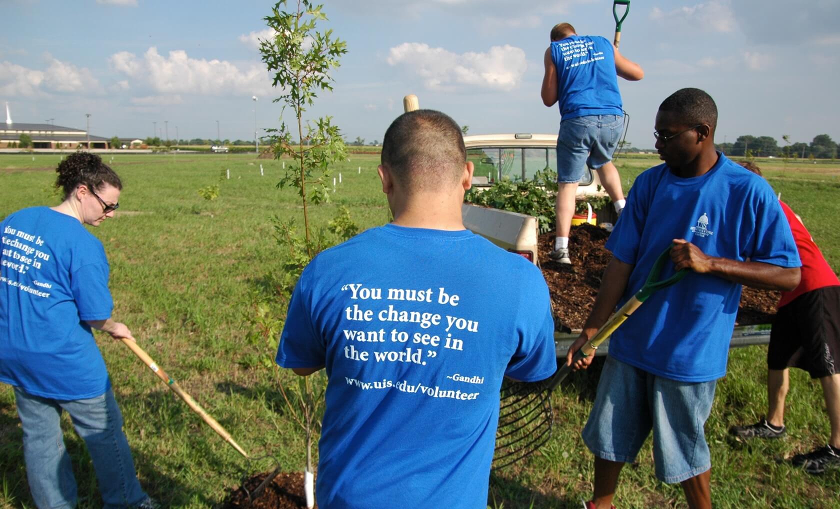 UIS students at a volunteer activity